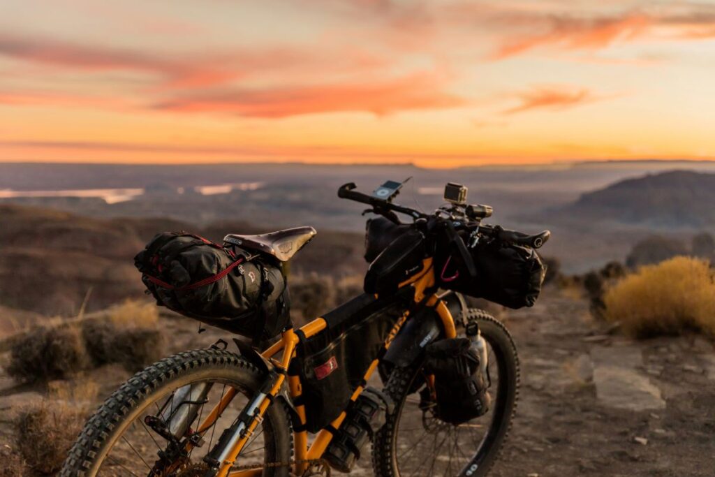 Bikepacking (Unsplash)